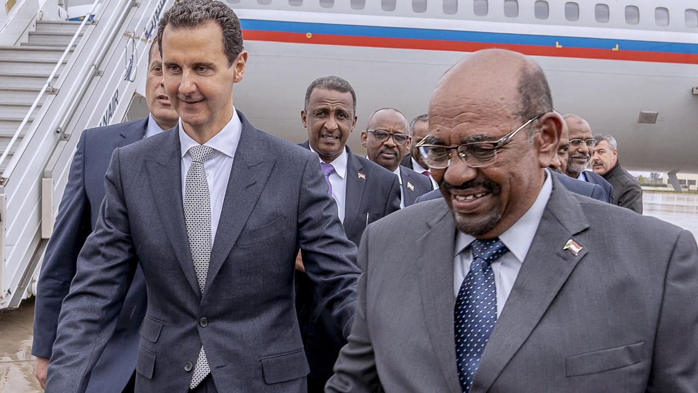 Il presidente del Sudan al-Bashir (d) in visita in Siria due settimane fa