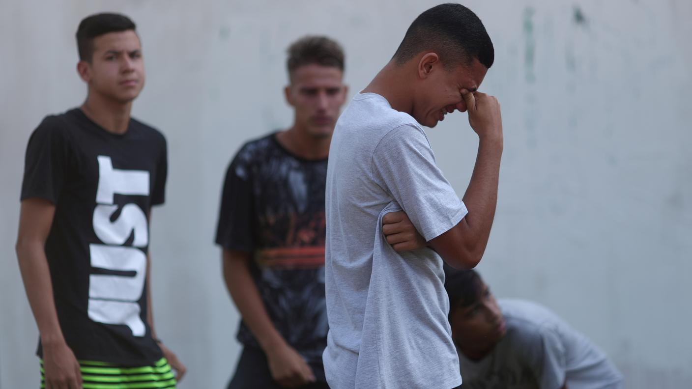 Alcuni ragazzi all'esterno del centro sportivo