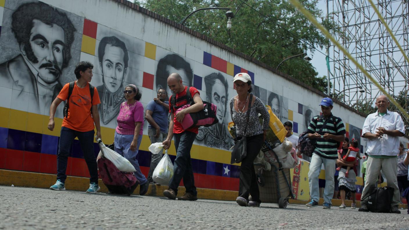 Alcune persone attraversano il confine tra la Colombia e il Venezuela