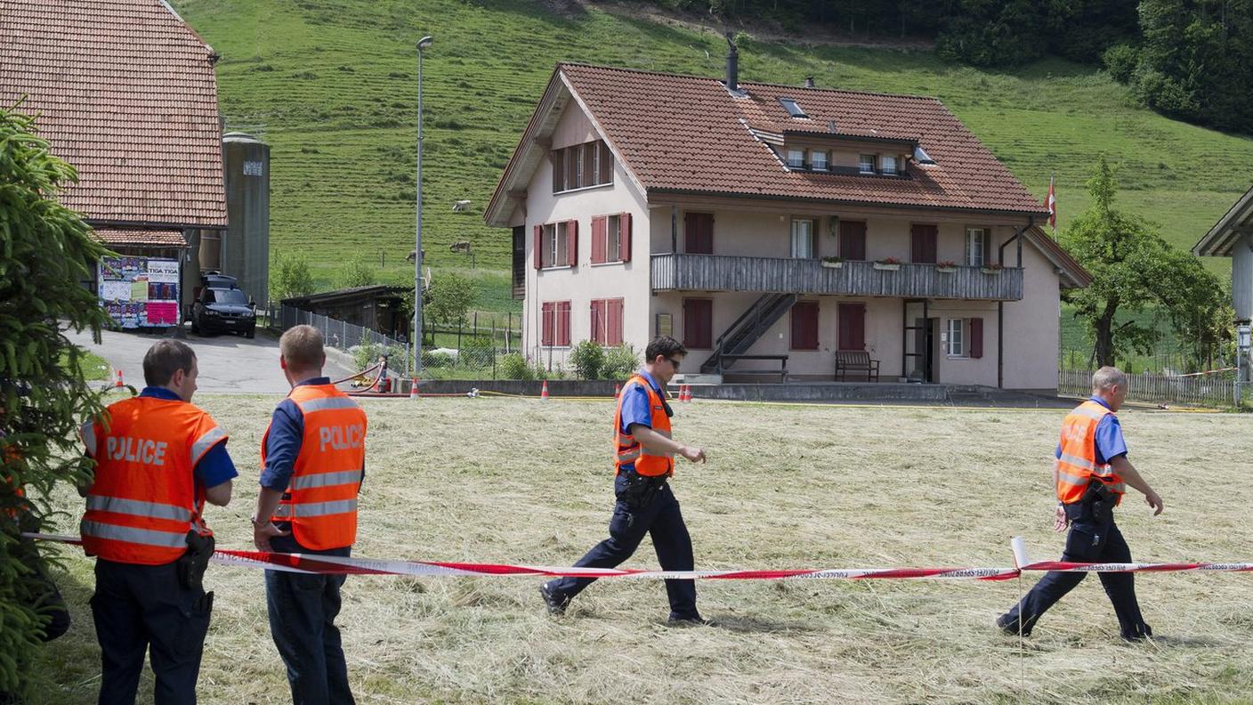 L'uomo doveva essere sfrattato dal suo appartamento e ha aperto il fuoco a Schafhausen im Emmental