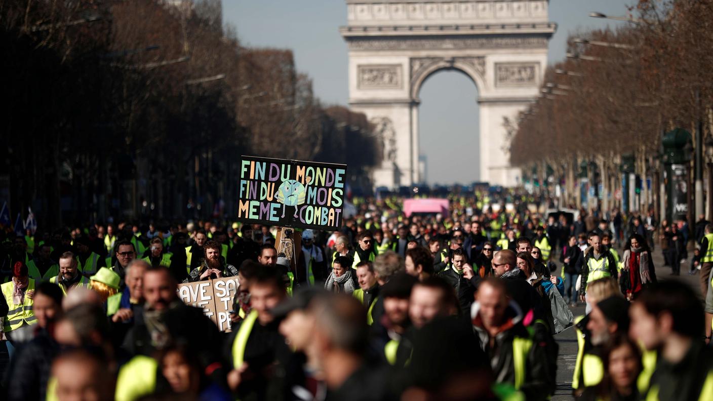Erano tanti i gilet gialli che hanno manifestato lungo gli Champs Elysées sabato 16 a Parigi