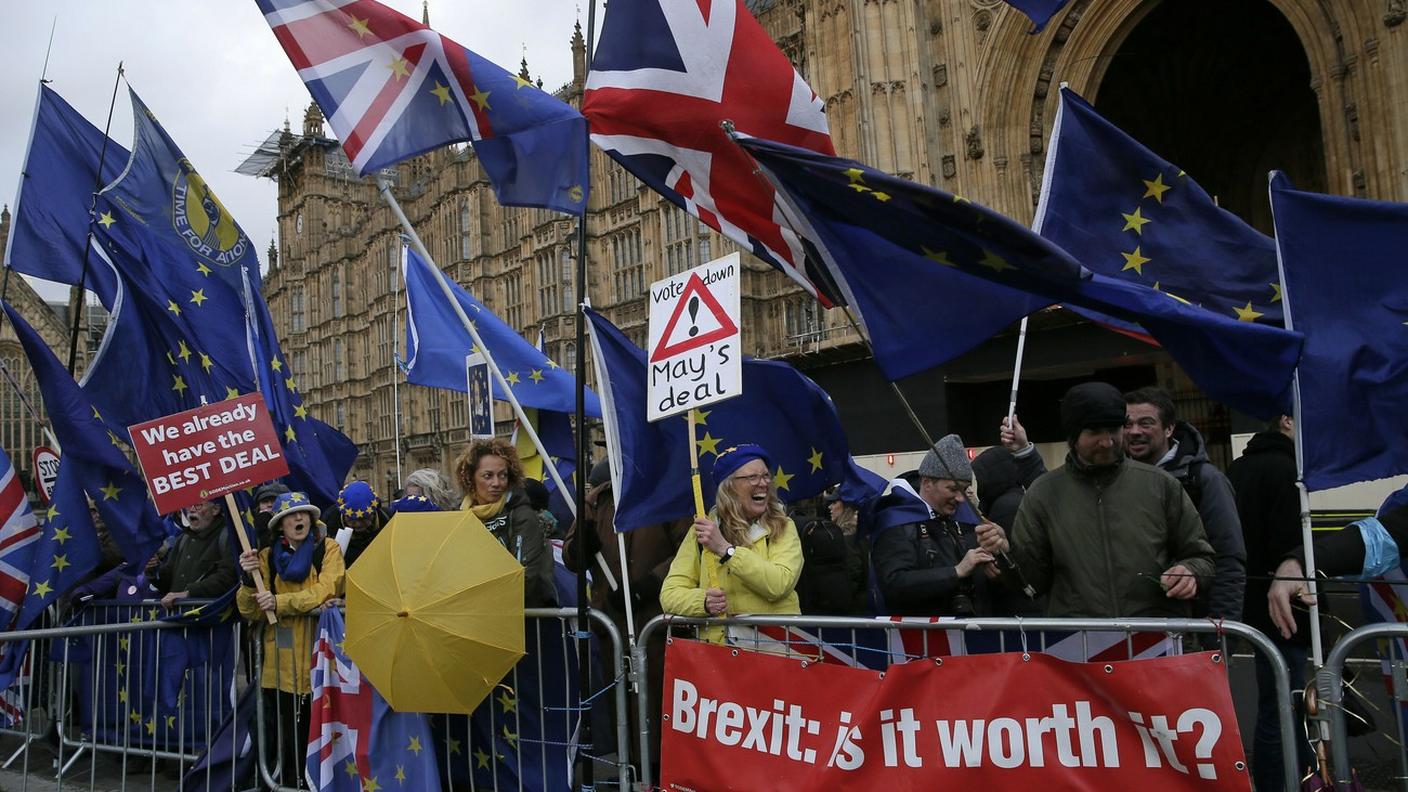Centinaia i manifestanti fuori da Westminster