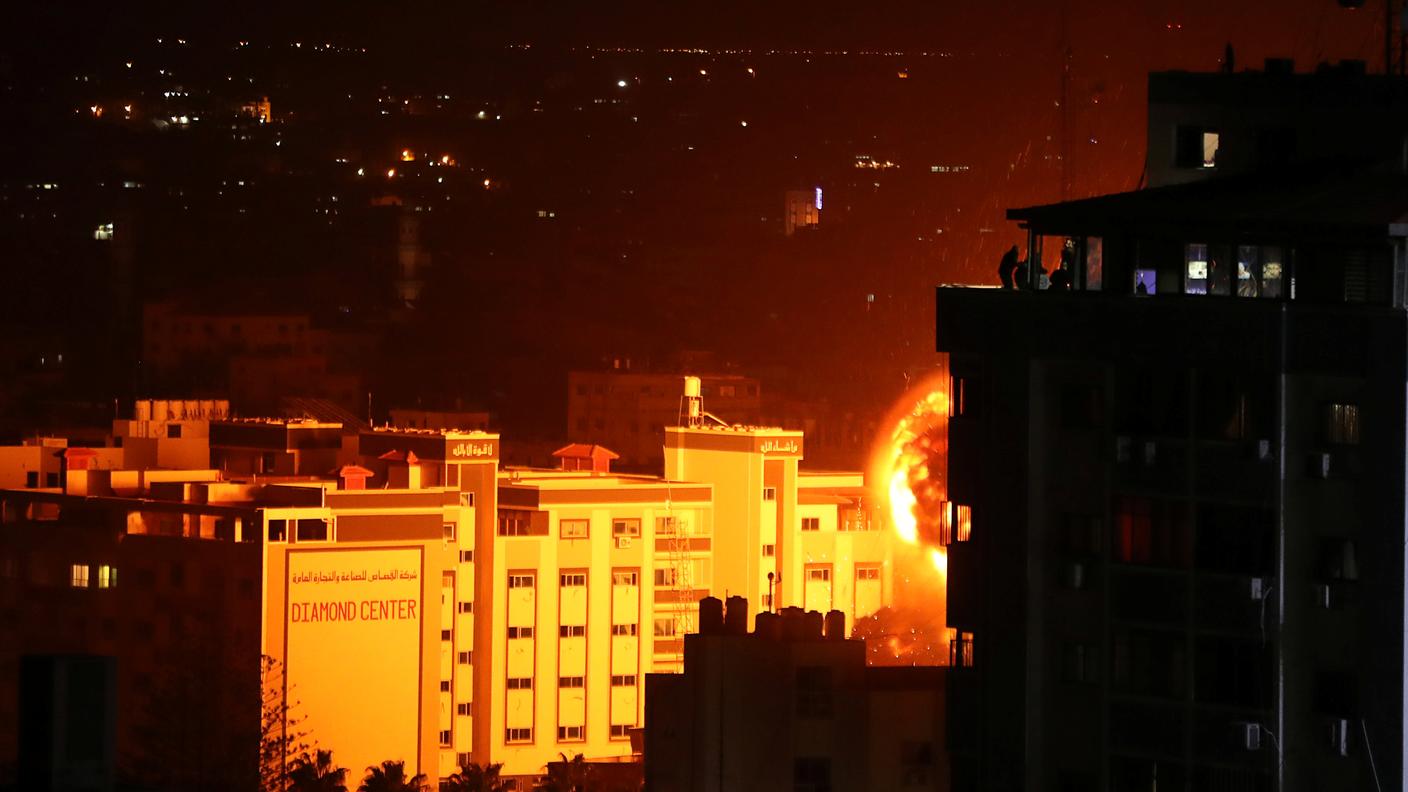 Fiamme e fumo durante un bombardamento israeliano nella Striscia di Gaza