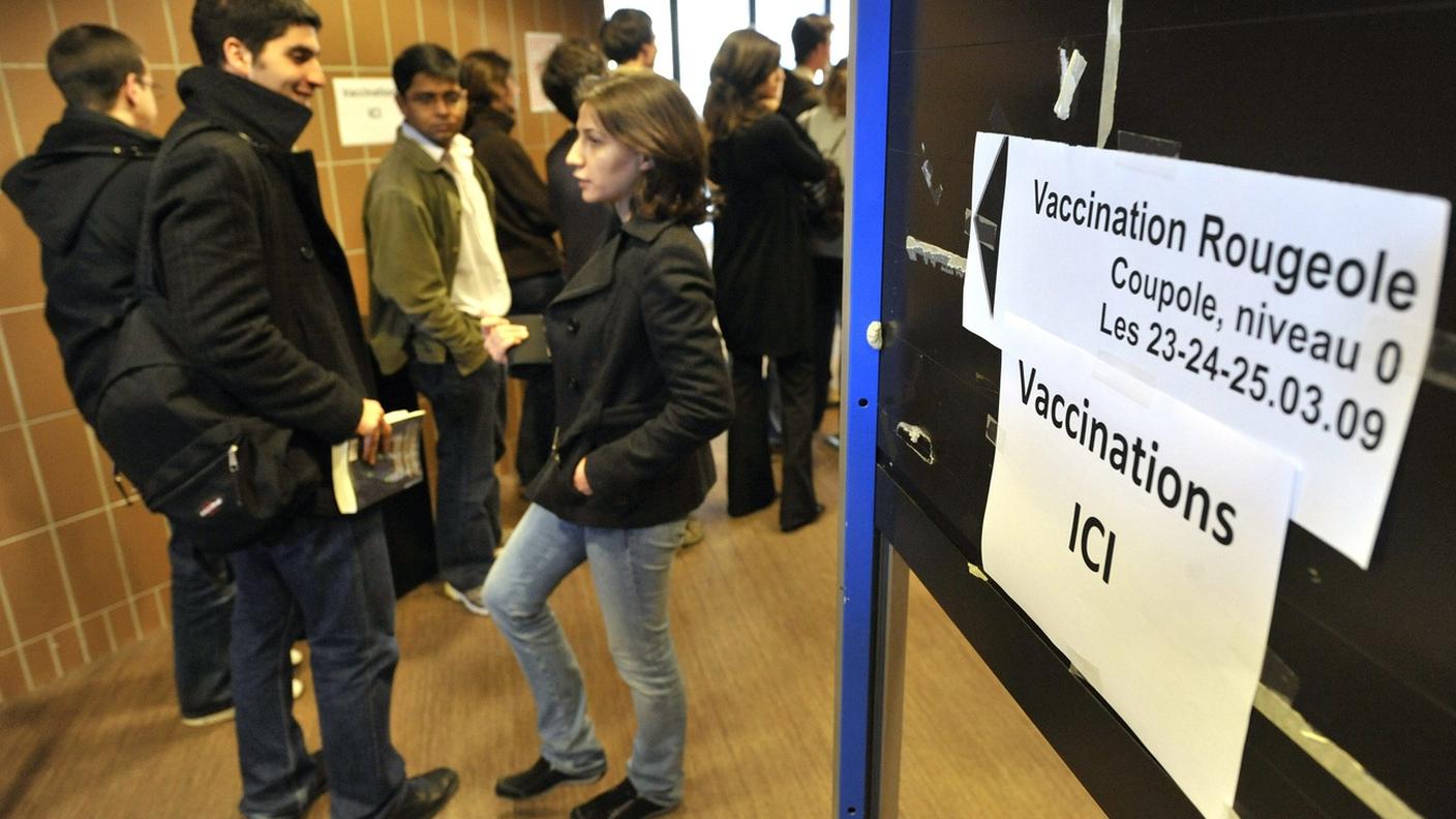 Studenti in coda per la vaccinazione al politecnico di Losanna