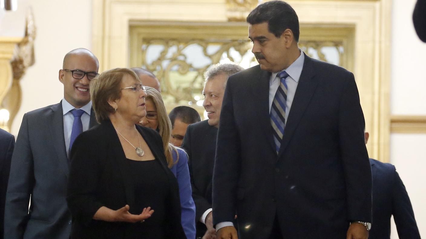 Michelle Bachelet parla con Nicolas Maduro durante la visita in Venezuela