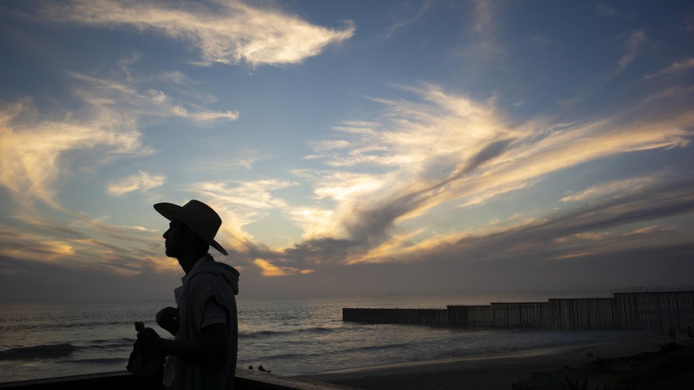 Al muro di confine tra San Diego e Tijuana