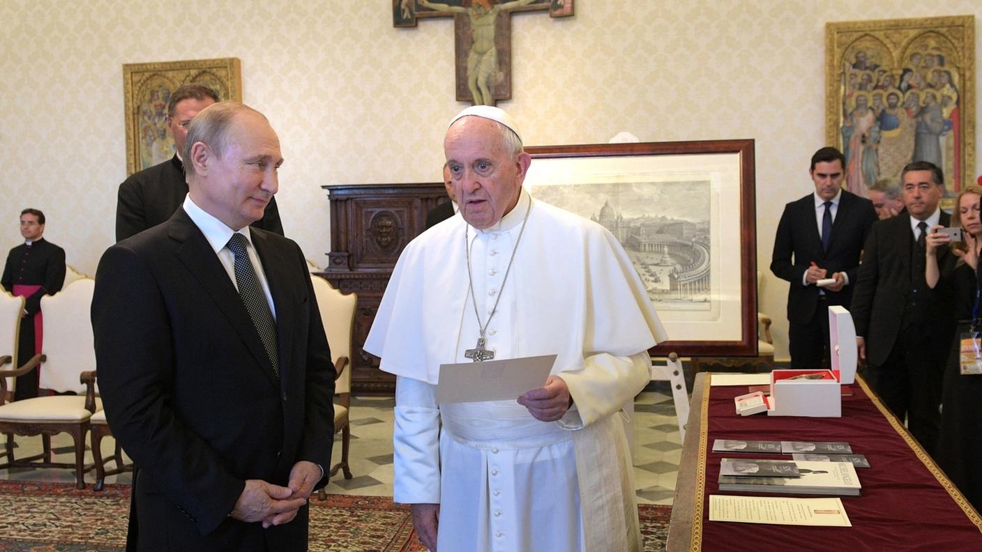 Colloquio privato e scambio di doni al Vaticano