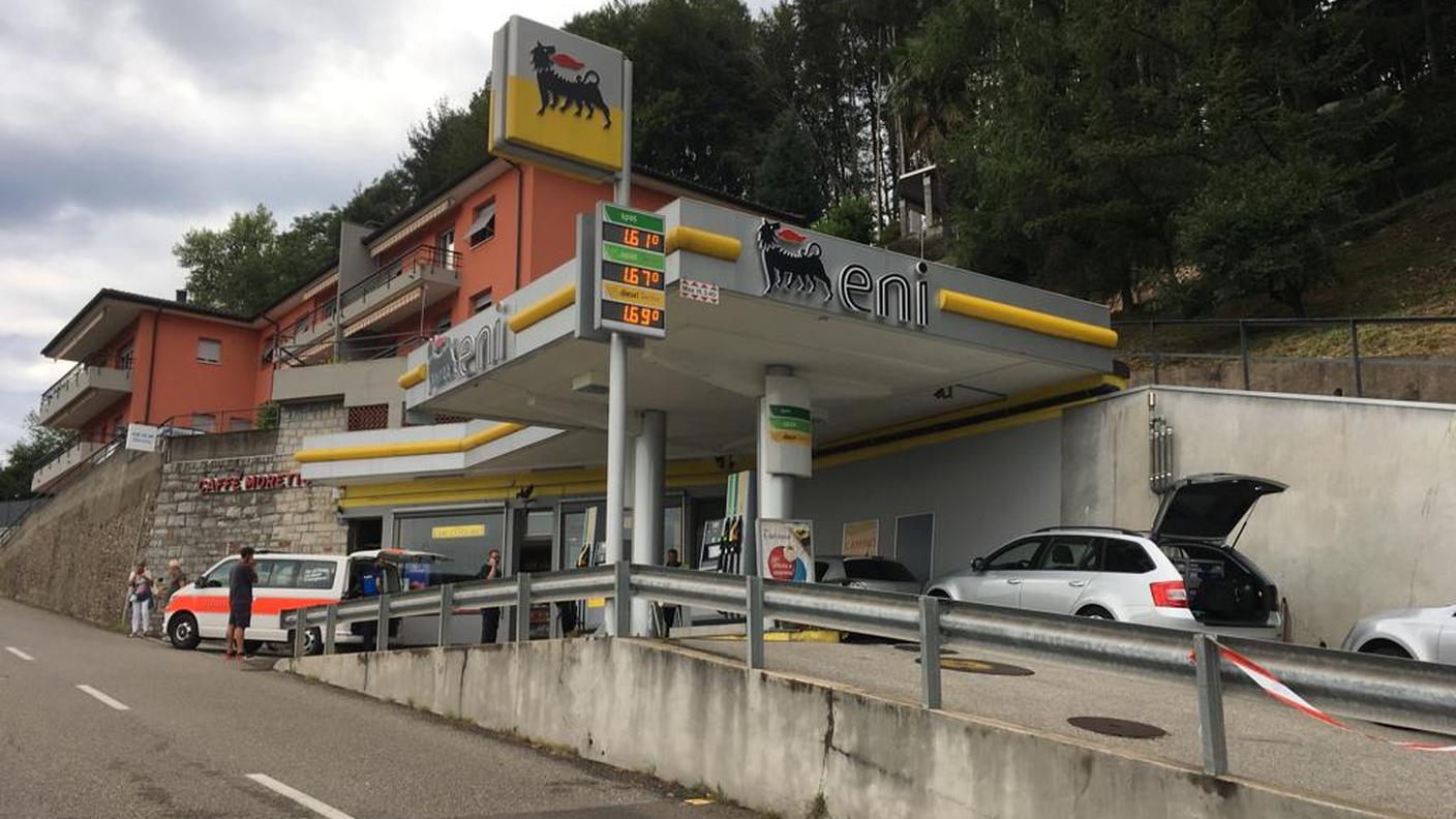 Il ladro avrebbe minacciato la commessa con una pistola