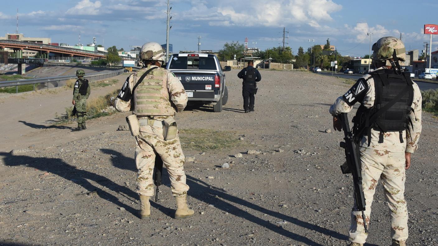 Una pattuglia della Guardia nazionale messicana a Ciudad Juarez controlla gli argini del Rio Bravo oltre il quale si trova El Paso