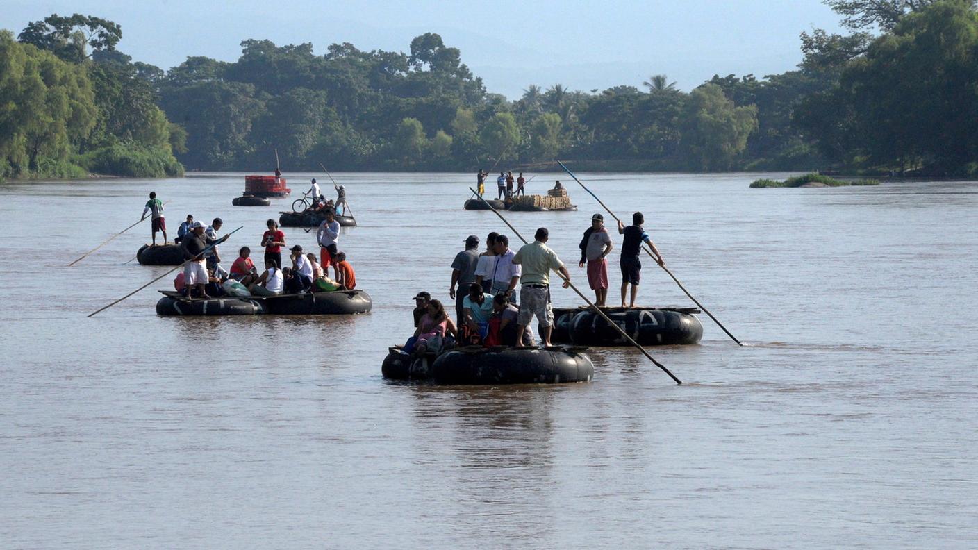 Migranti attraversano il fiume Suchiate che segna il confine tra Guatemala e Messico