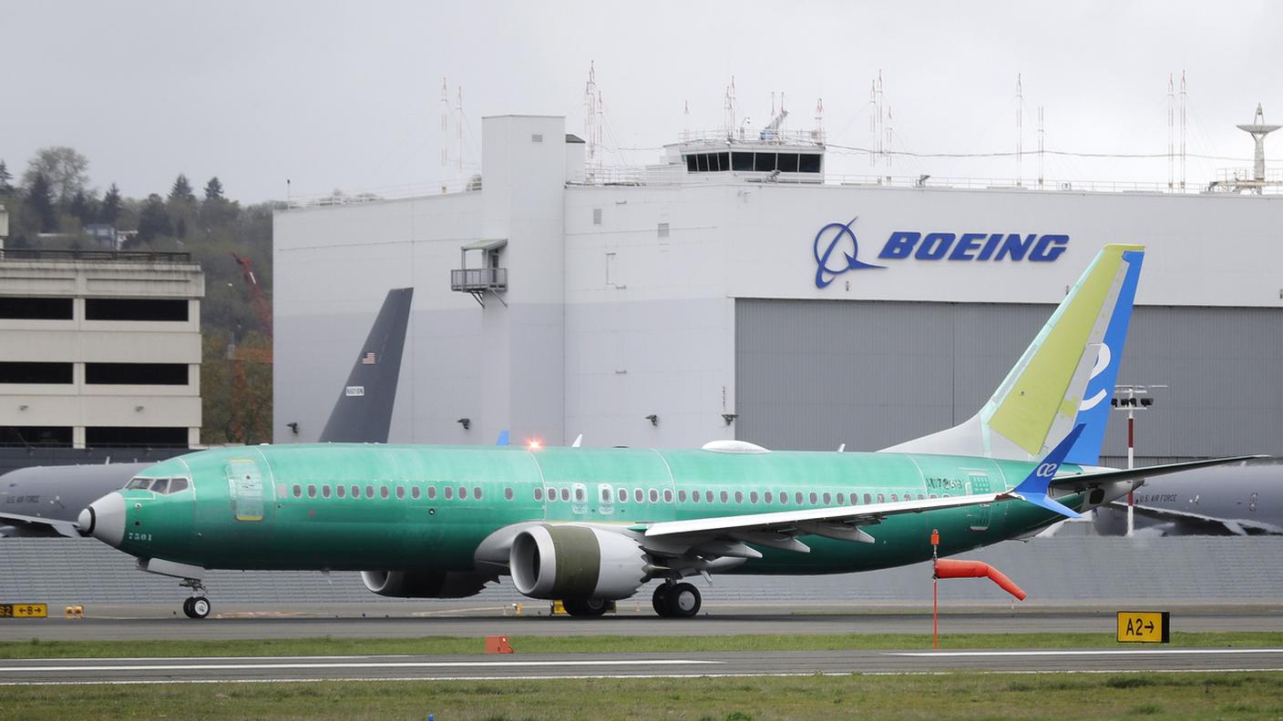 Un 737 Max 8 pronto al decollo per un volo di test nella base della Boeing a Seattle
