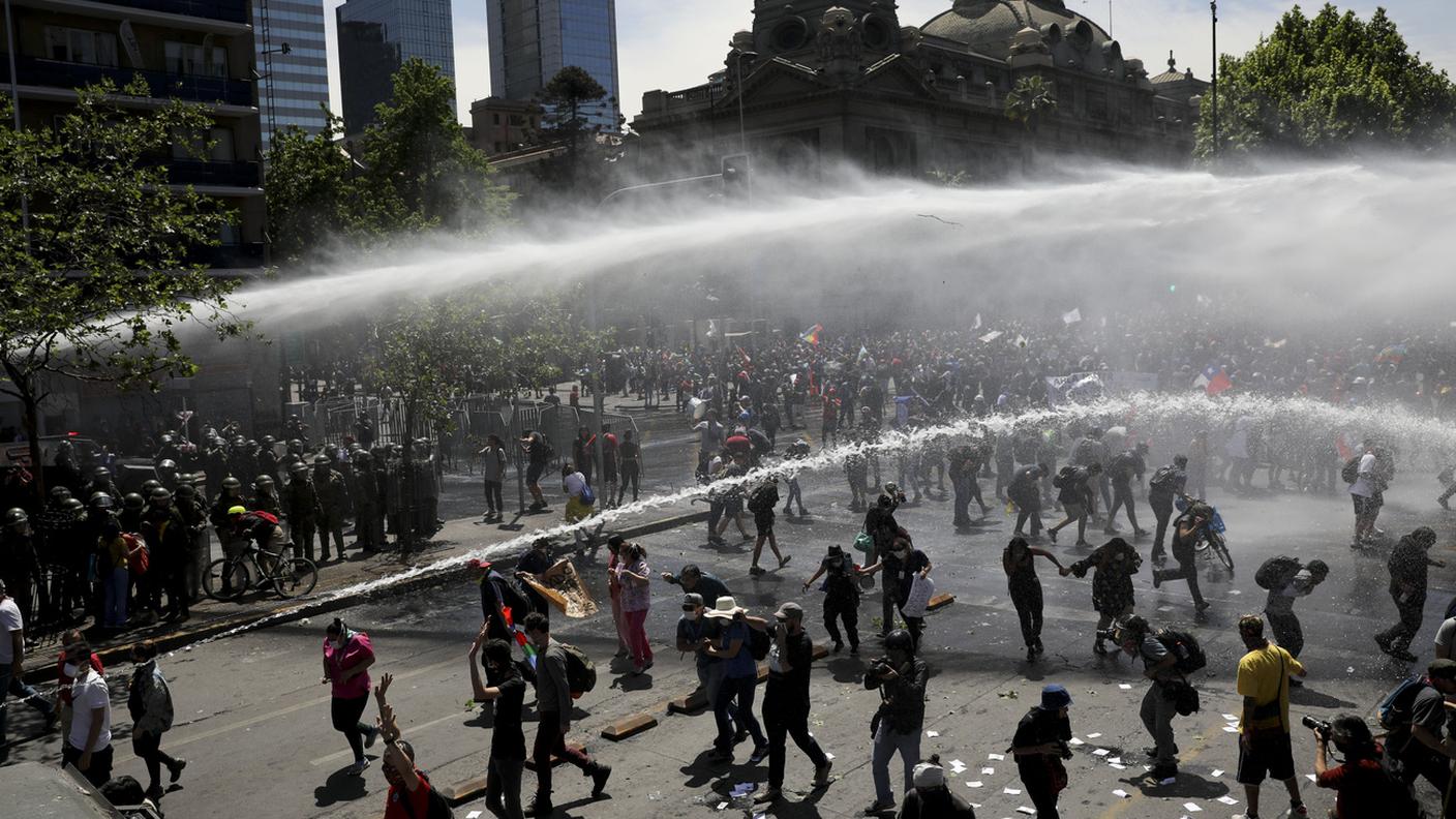 Manifestanti nelle strade di Santiago