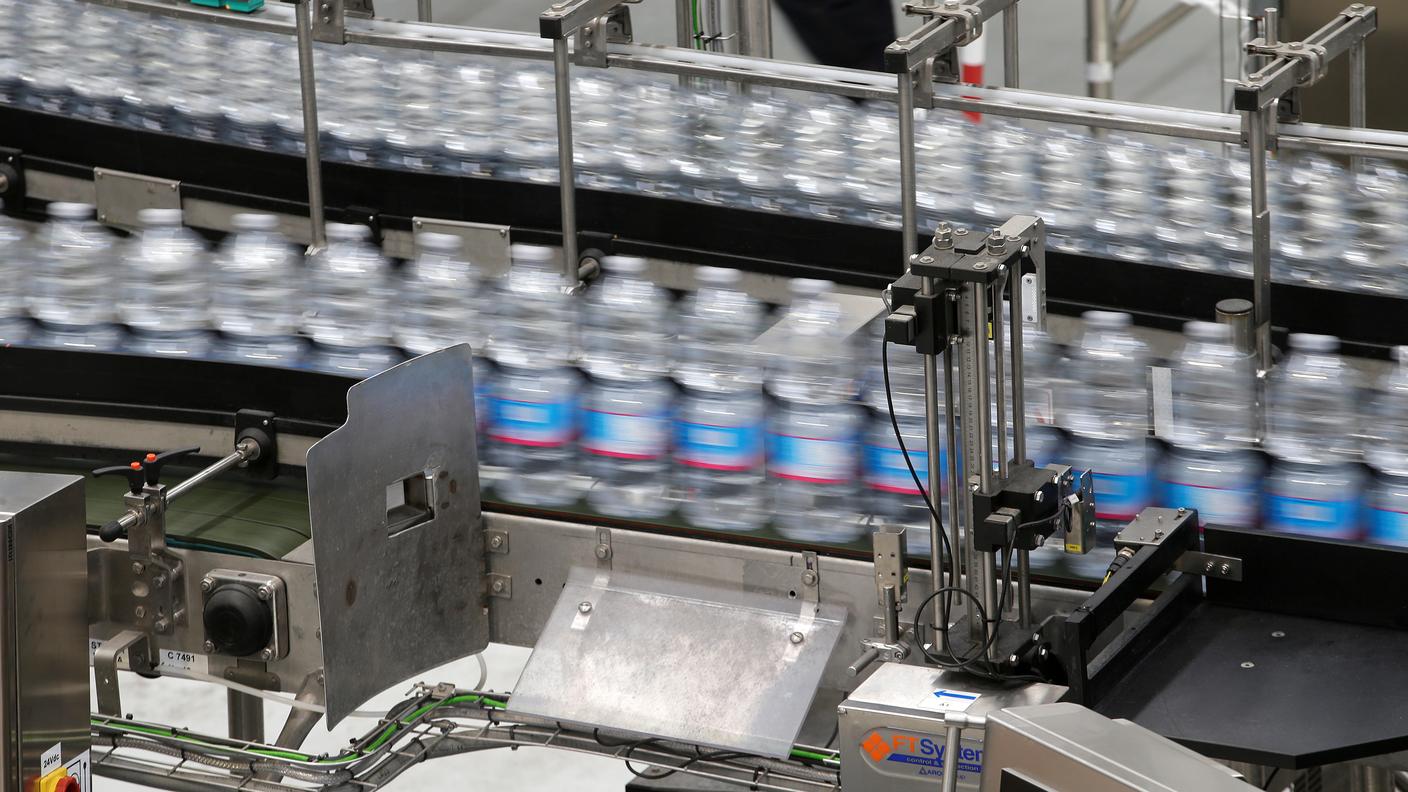 L'imbottigliamento dell'acqua è una delle principali attività della multinazionale svizzera
