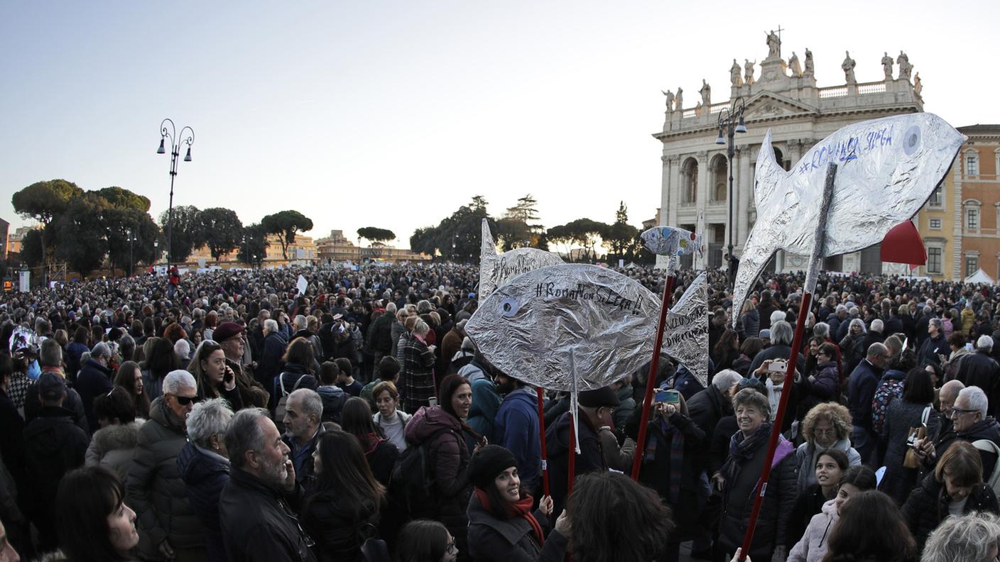 Migliaia di "sardine" in Piazza San Giovanni a Roma