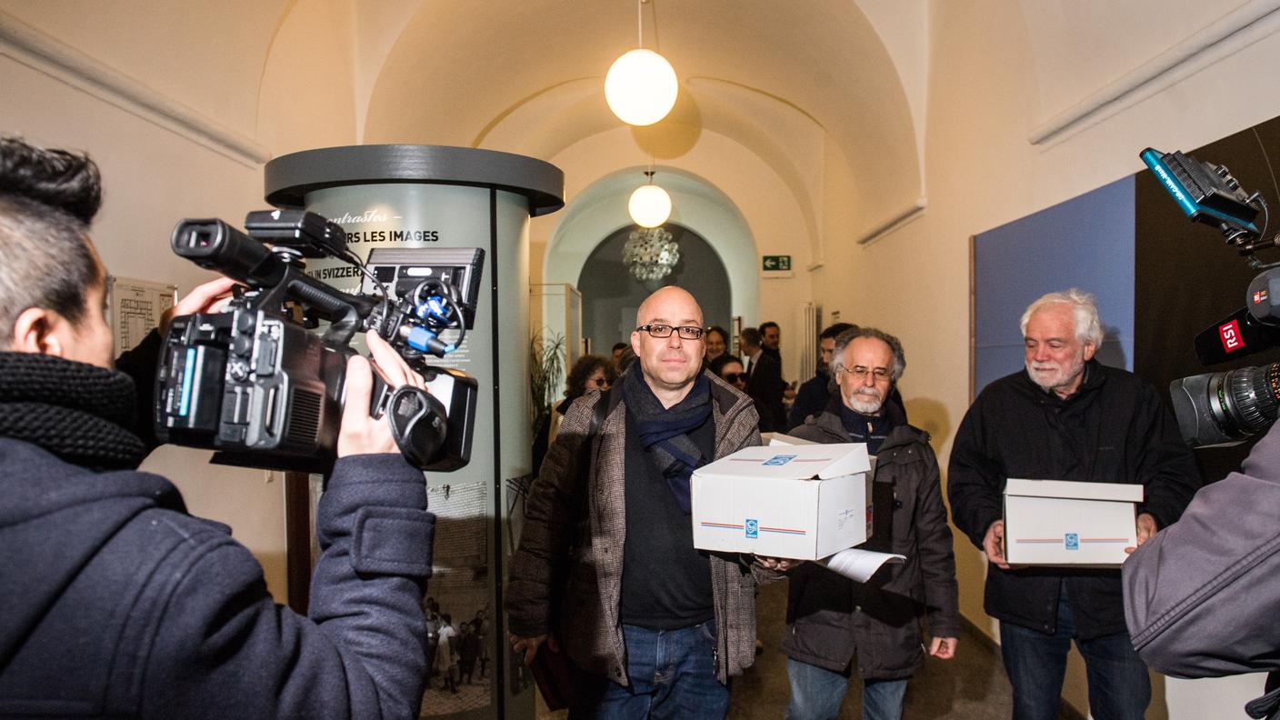 La consegna delle firme venerdì a Bellinzona. Al centro: Matteo Pronzini
