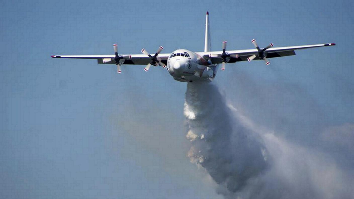 Un'aerocisterna Hercules C-130 impegnata nello spegnimento di incendi in Australia