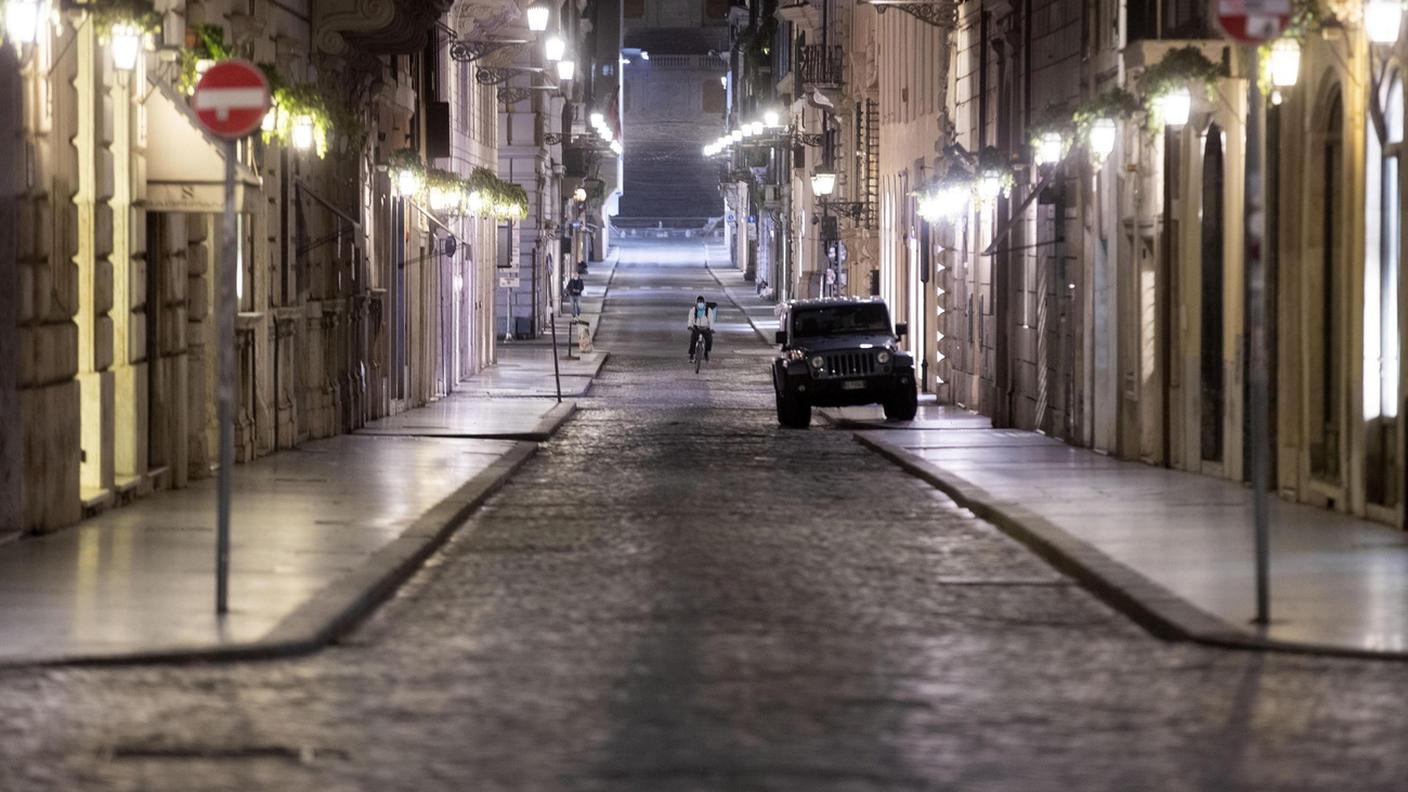 Una via di Roma deserta