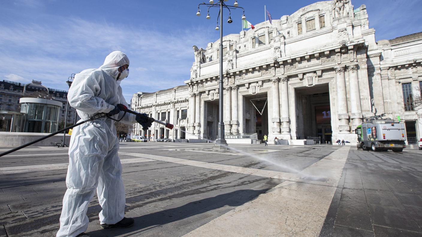 A Milano gli operatori hanno iniziato la disinfezione delle strade