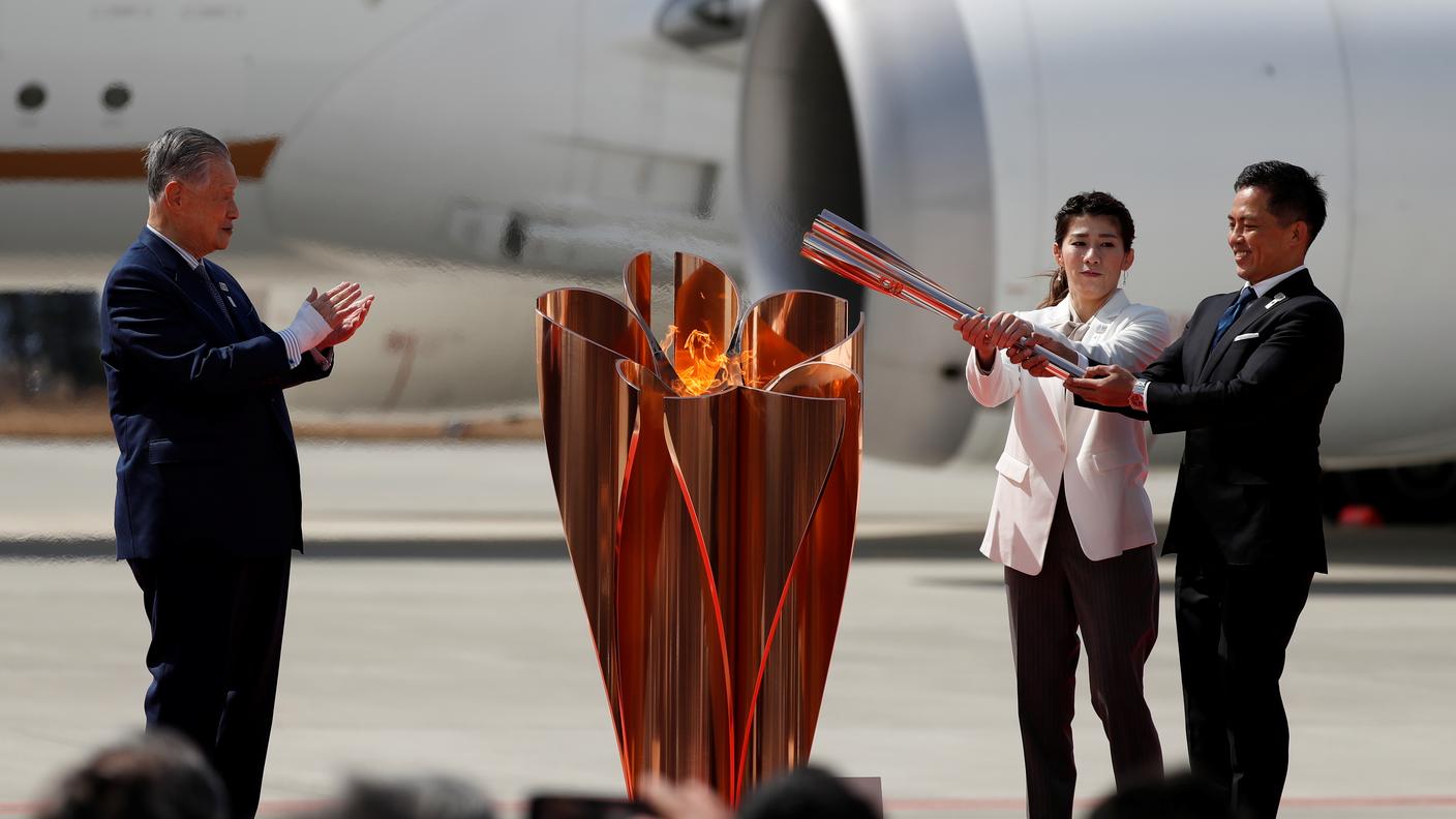Il sacro fuoco di Olimpia è atterrato nella base aerea di Matsushima