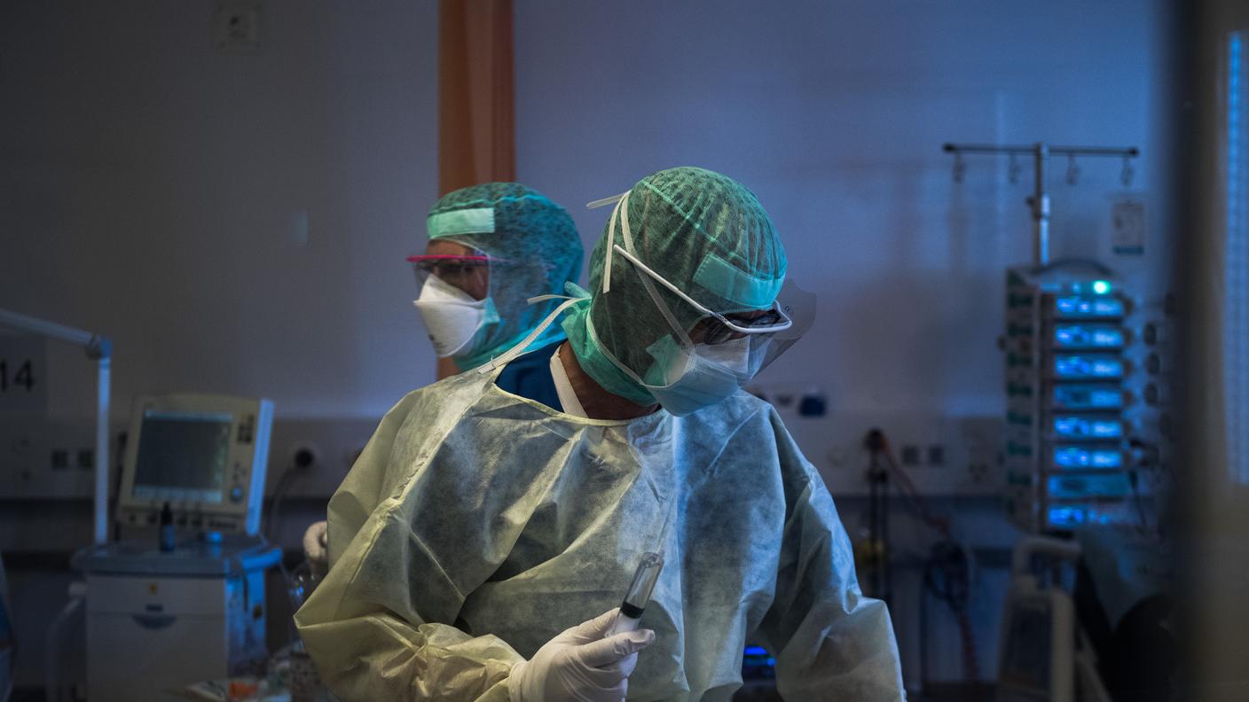 Medici al lavoro all'Ospedale La Carità di Locarno