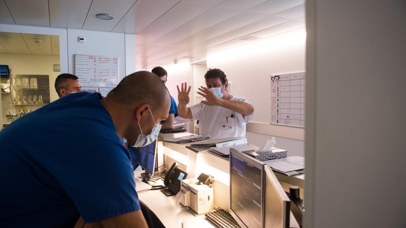 Infermieri durante un turno di 12 ore all'Ospedale La Carità di Locarno