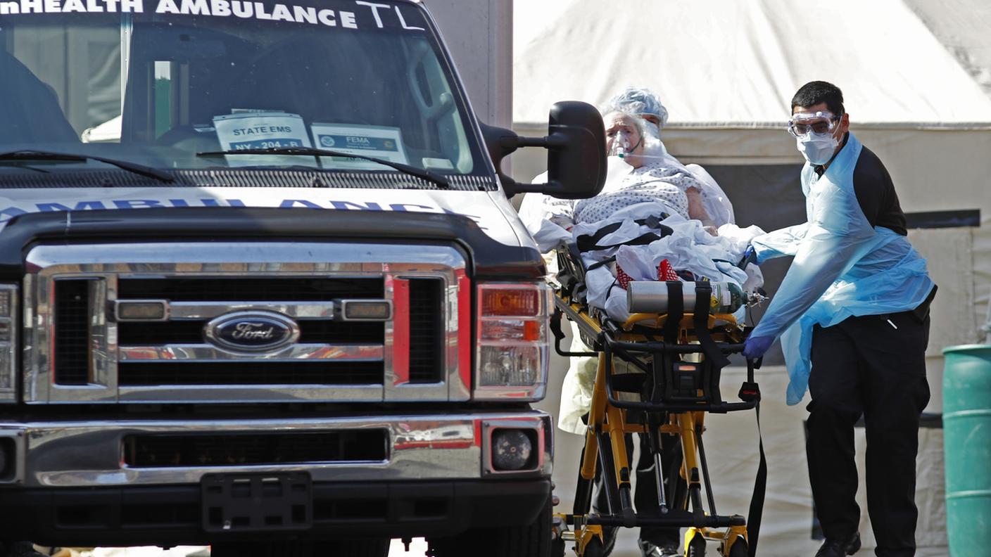 Operatori sanitari a lavoro nel Queens