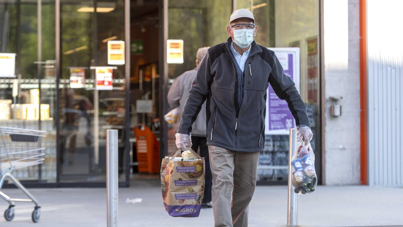 Gli over 65 potranno uscire liberamente e non solo per fare la spesa, o poco altro