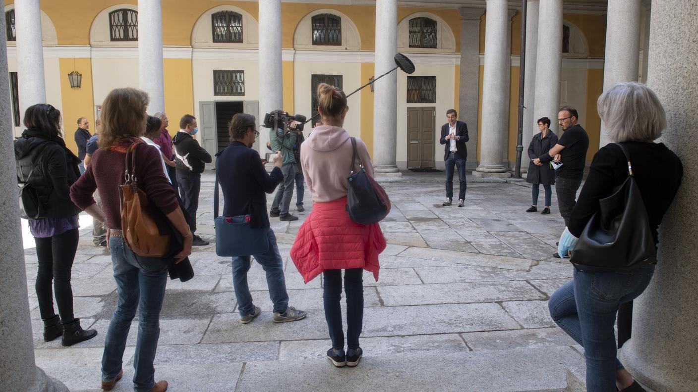 I dipendenti dell'Aereoporto di Lugano il sindaco Marco Borradori nel patio di Palazzo Civico
