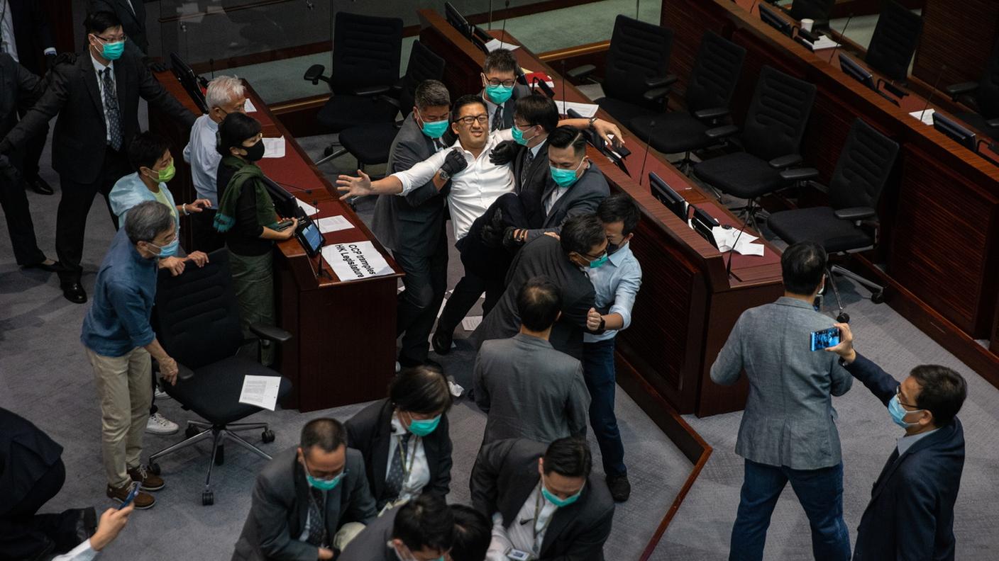 Deputati allontanati durante il Consiglio legislativo ad Hong Kong il 18 maggio