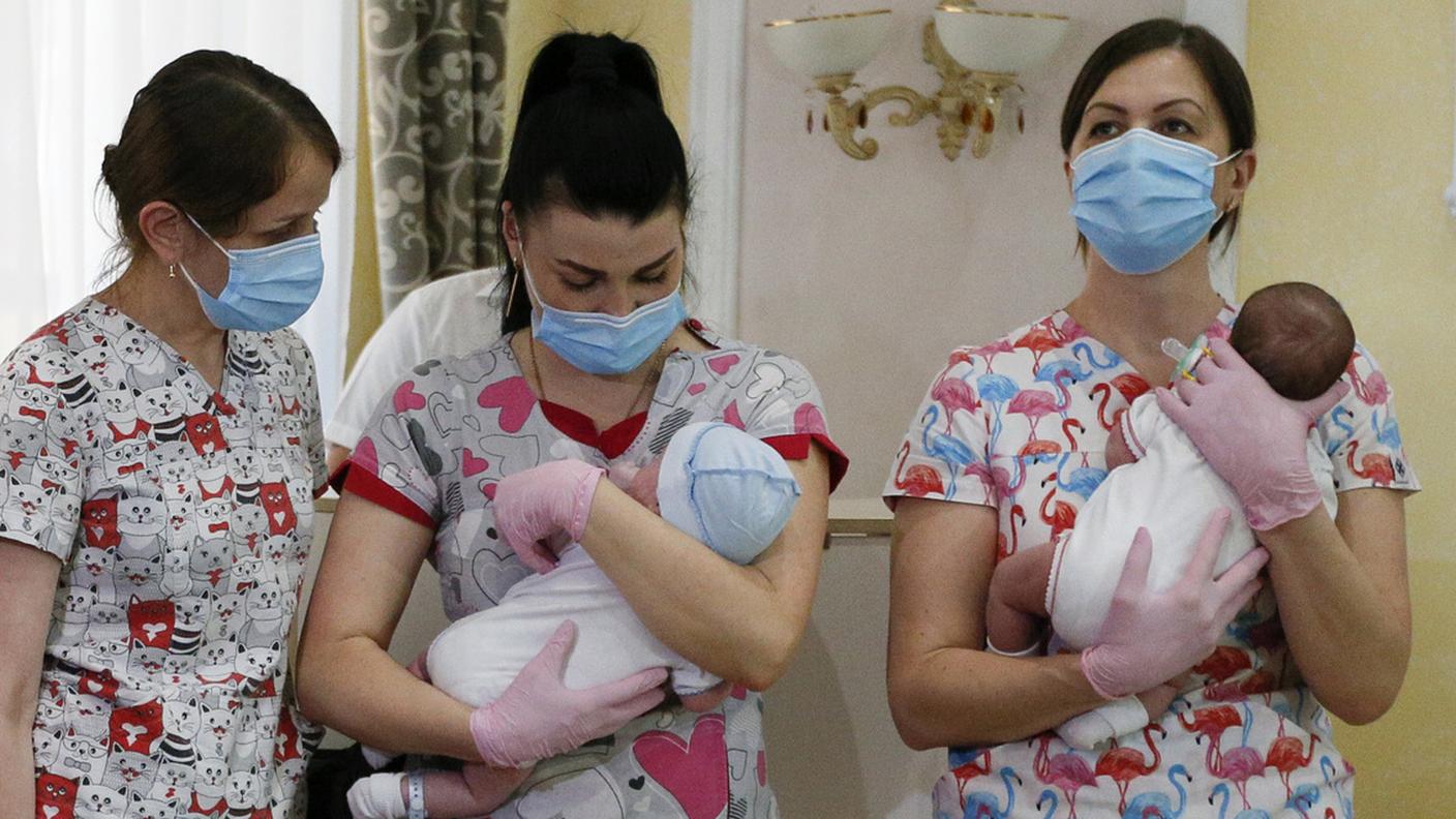Giugno 2020: le infermiere ucraine portano i bambini nati dalle madri surrogate ai genitori cui è stata concessa l'entrata nel paese dopo l'allentamento del lockdown