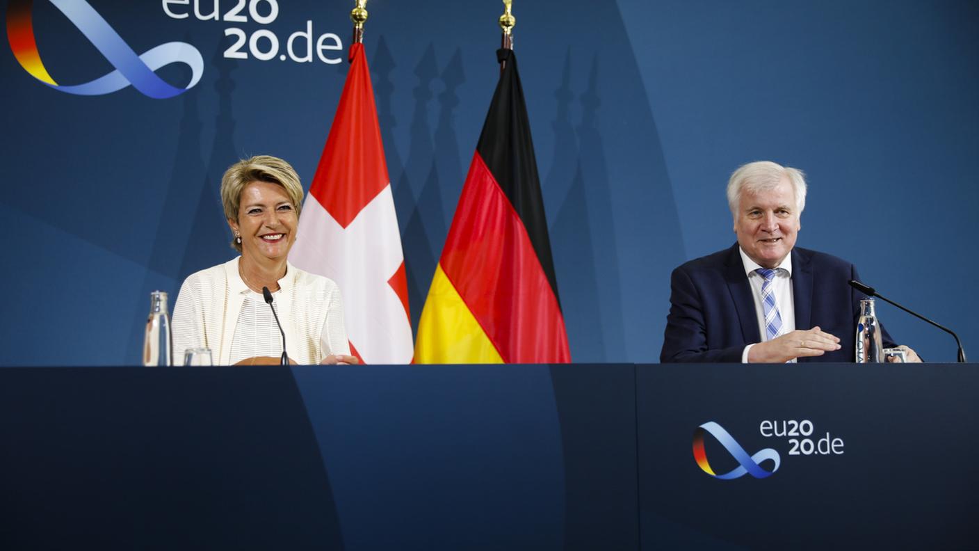 Il ministro degli interni tedesco Horst Seehofer a Berlino con la consigliera federale Karin Keller-Sutter