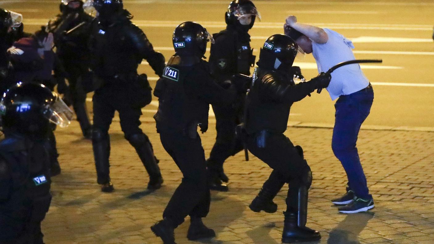 L'uso sproporzionato della forza da parte degli agenti è stato condannato da più parti