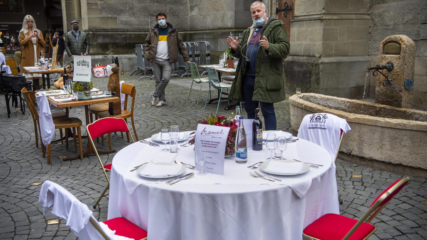 Novanta tavoli apparecchiati... ma senza clienti