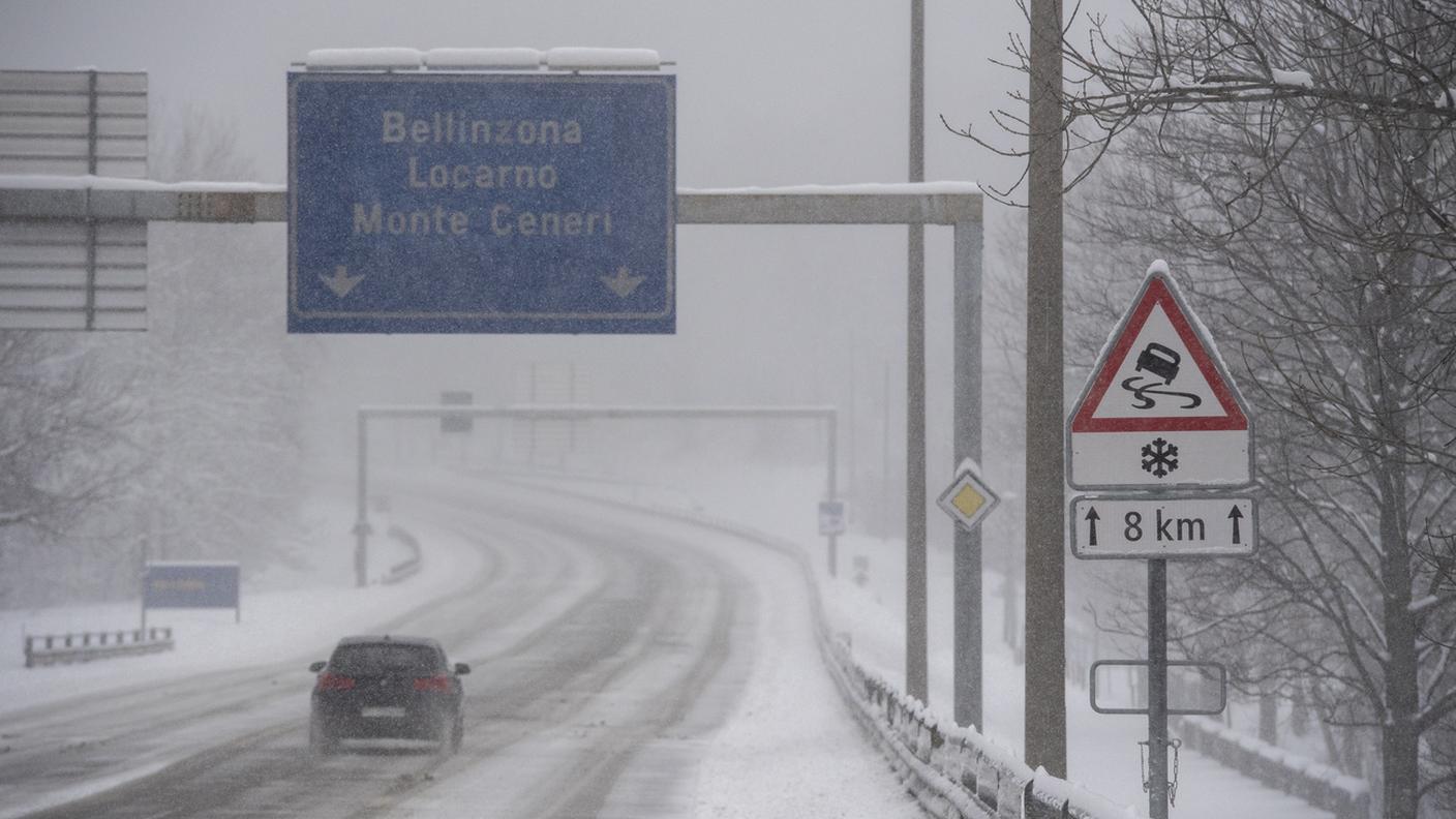 La neve sta causando disagi alla circolazione.