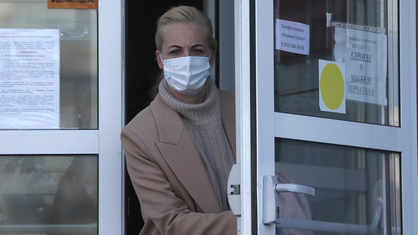 La moglie di Navalny lascia una corte di Mosca dopo un'interrogatorio, lo scorso 1 febbraio