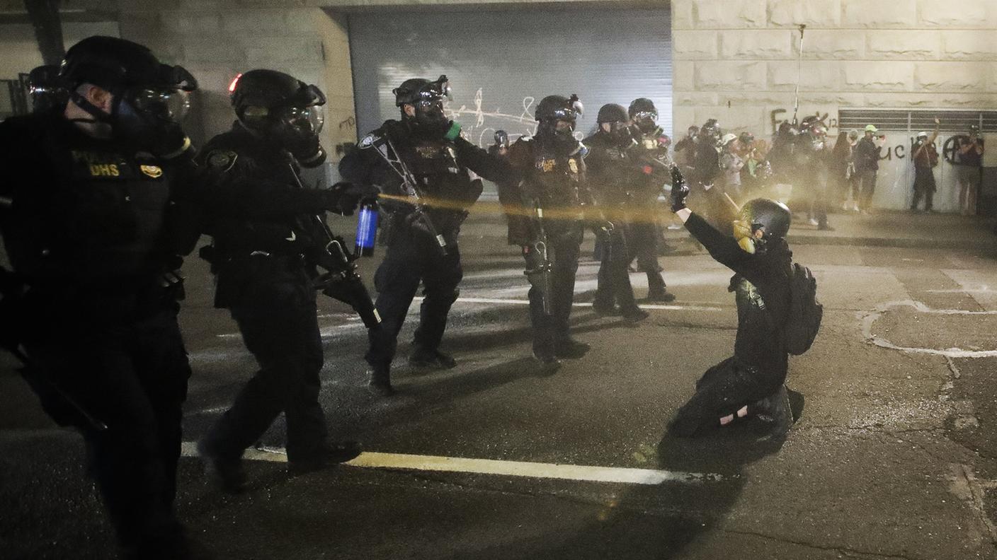 Agenti spruzzano lo spray urticante su un manifestante a Portland