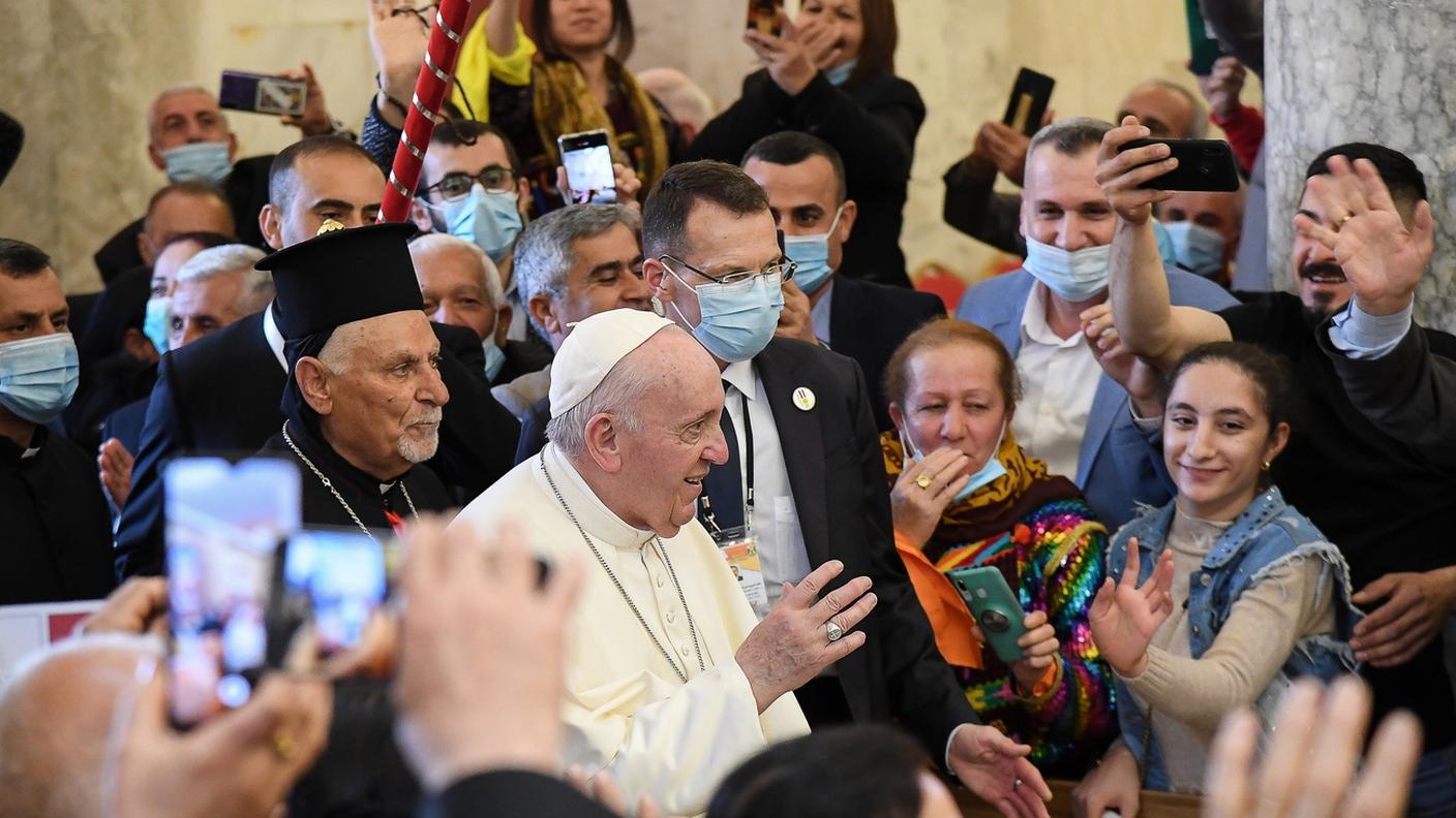 Papa Francesco accolto dalla comunità di Qaraqosh nella chiesa dell'Immacolata Concezione