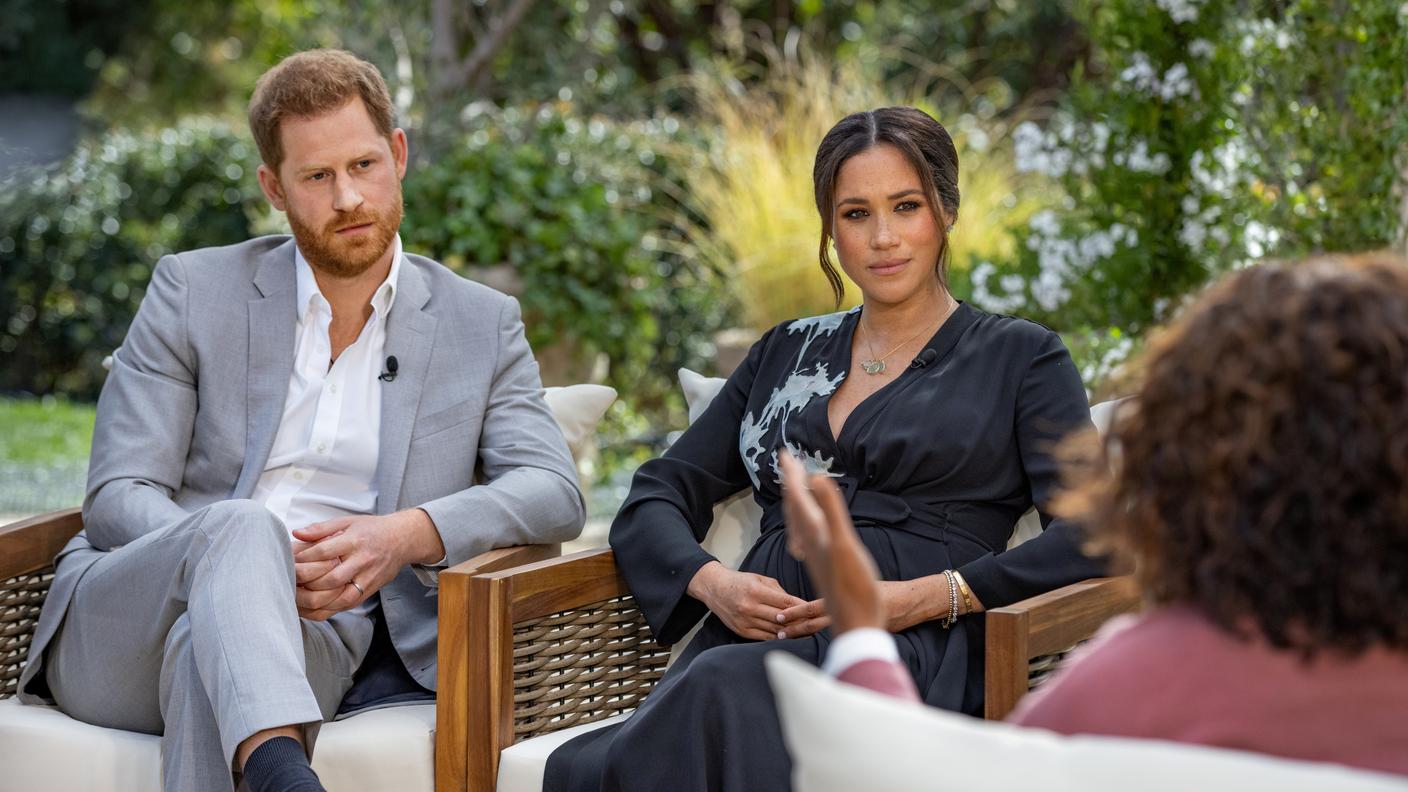 Harry e Meghan nel giardino di casa a Los Angeles