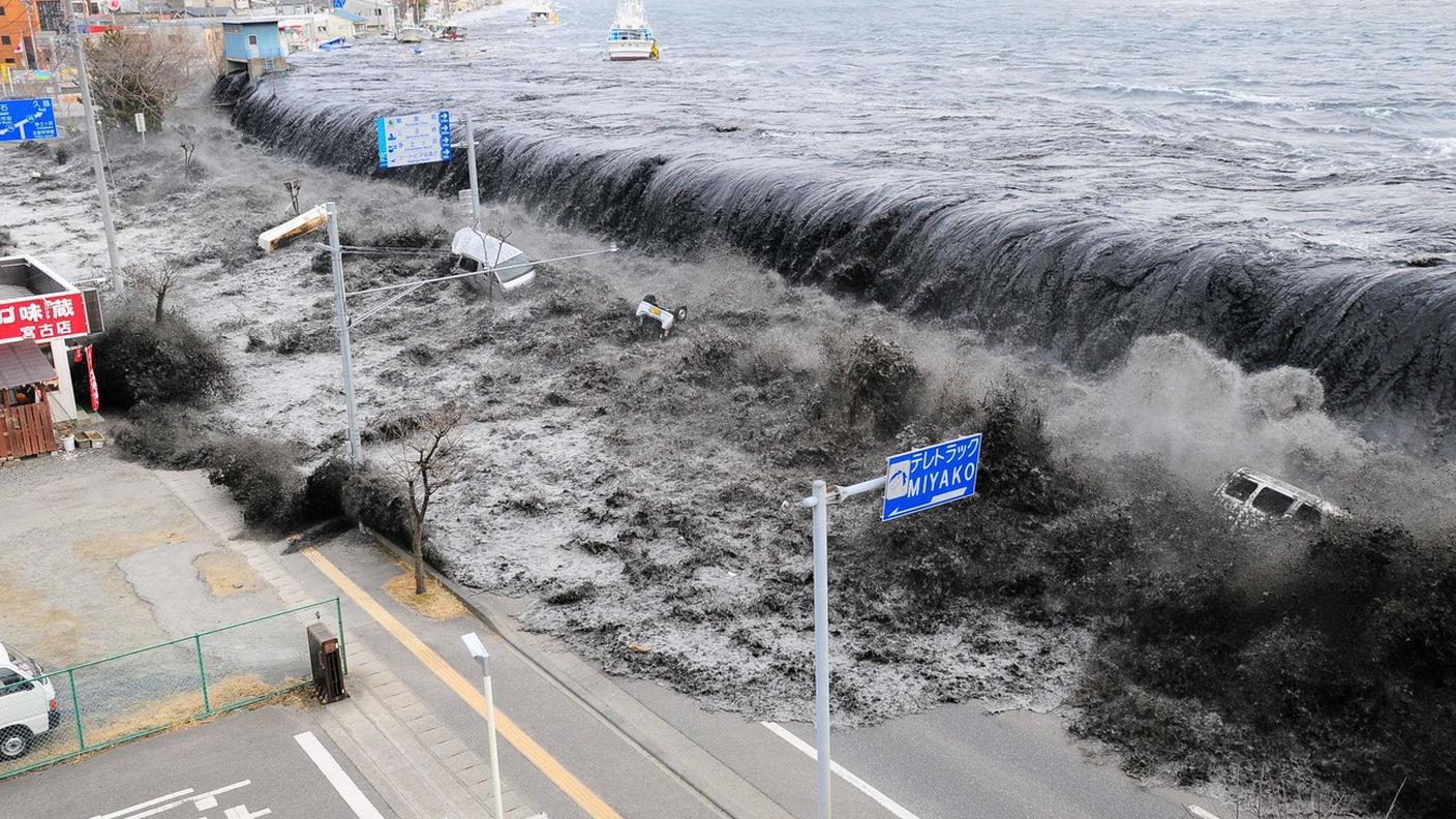 Lo tsunami nella città di Miyako, in una foto scattata l'11 marzo 2011