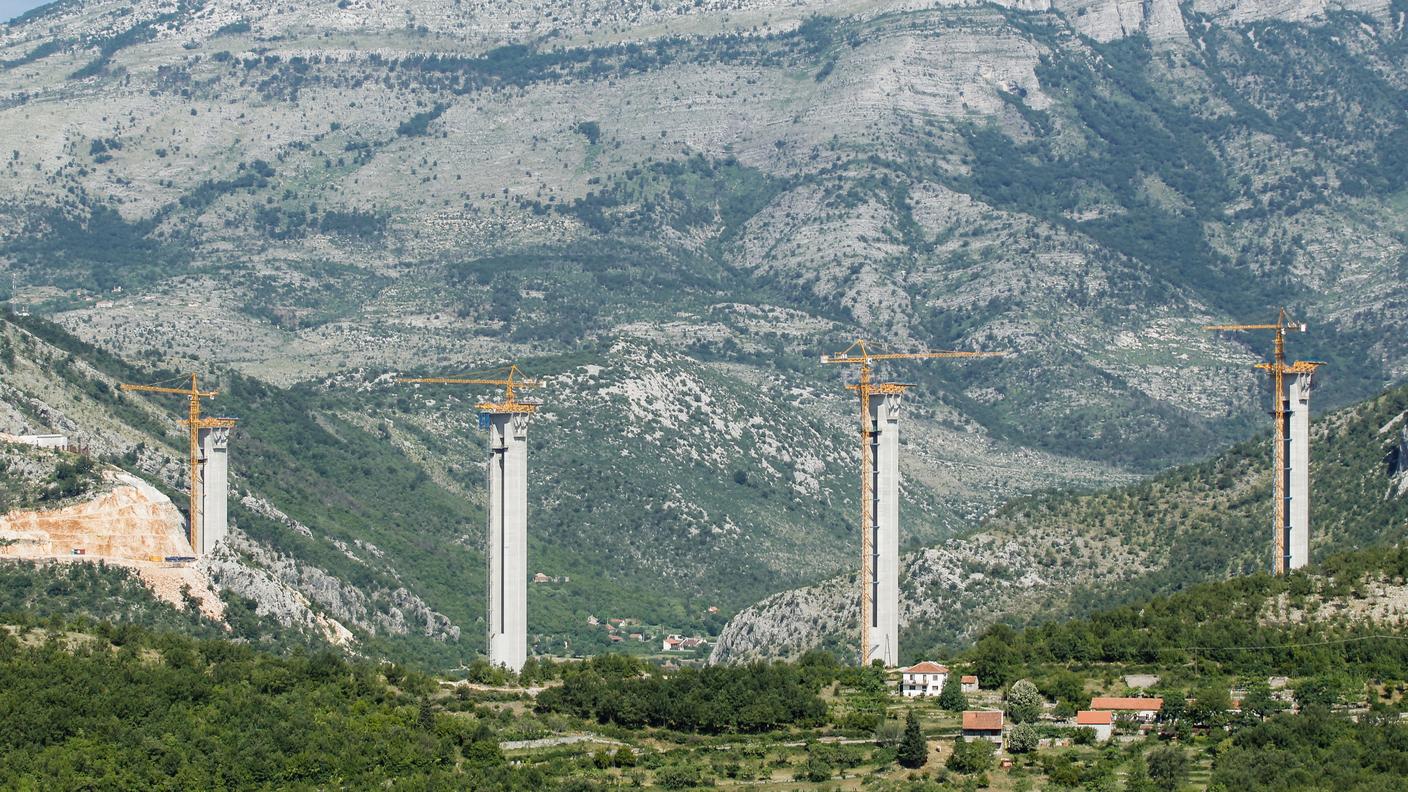 Un ponte in costruzione dell'autostrada Bar-Boljare in Montenegro, finanziata con fondi cinesi. 