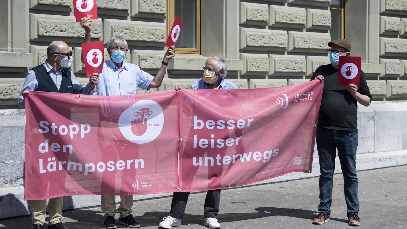I promotori hanno consegnato la petizione al Dipartimento federale dell’ambiente, dei trasporti, dell’energia e delle comunicazioni (DATEC)