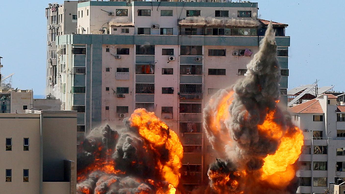 La torre che ospitava Al Jazeera e AP a Gaza City colpita dai missili israeliani