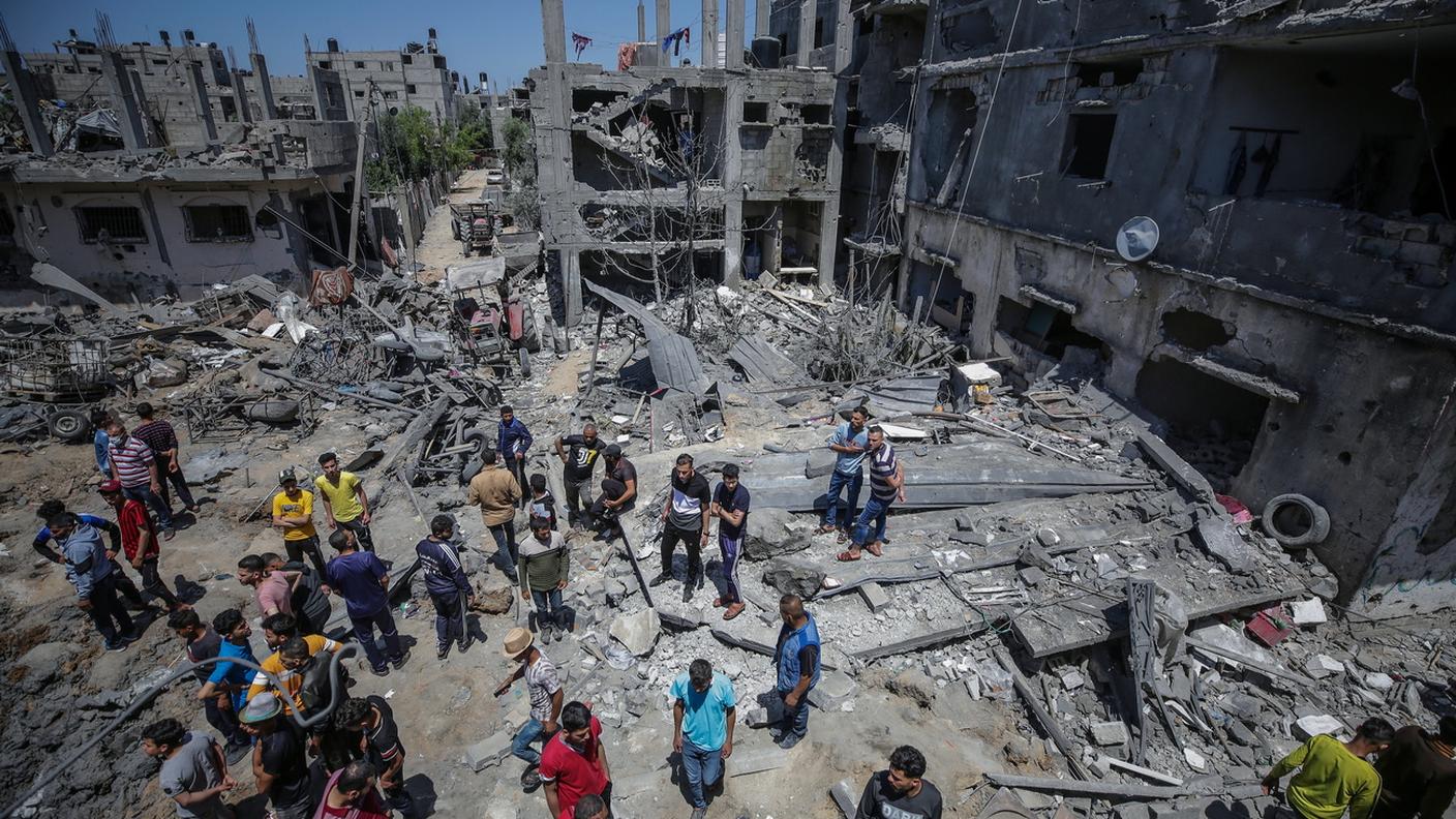 Palestinesi ispezionano le loro case distrutte dopo gli attacchi aerei israeliani nella città di Beit Hanun nel nord della striscia di Gaza, 14 maggio 2021