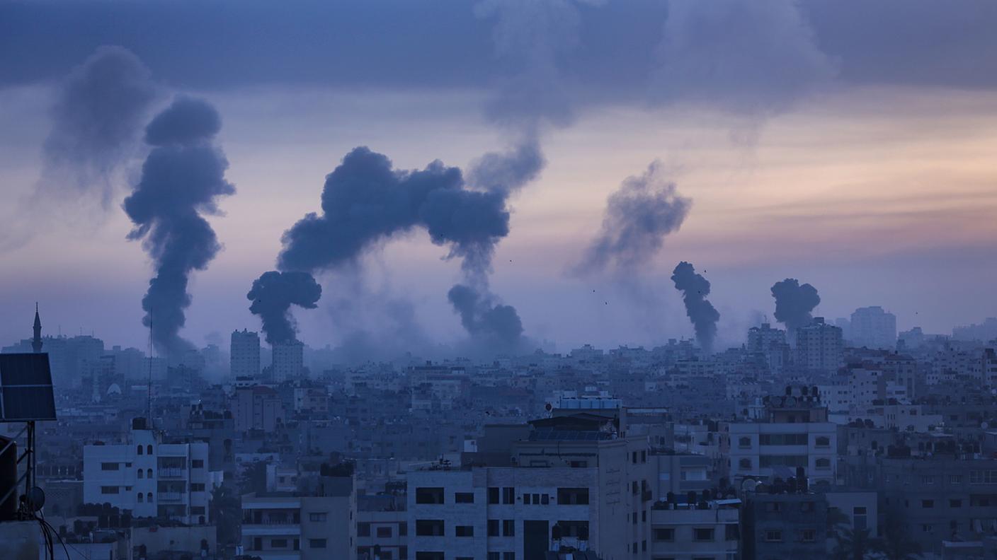 Fumo e fiamme si alzano dopo un attacco aereo israeliano su Gaza City, 12 maggio 2021