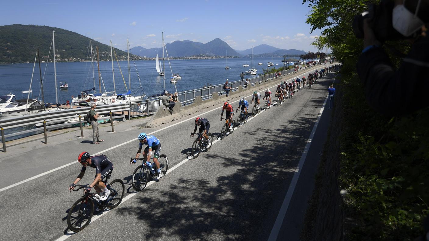 La carovana del Giro in un'immagine scattata oggi a Abbiategrasso