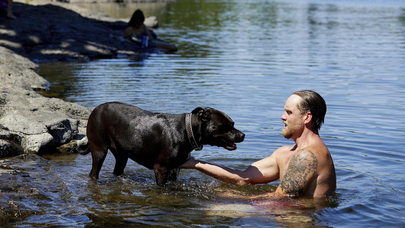 Un cittadino dell'Oregon cerca refrigerio nella natura assieme al suo cane 
