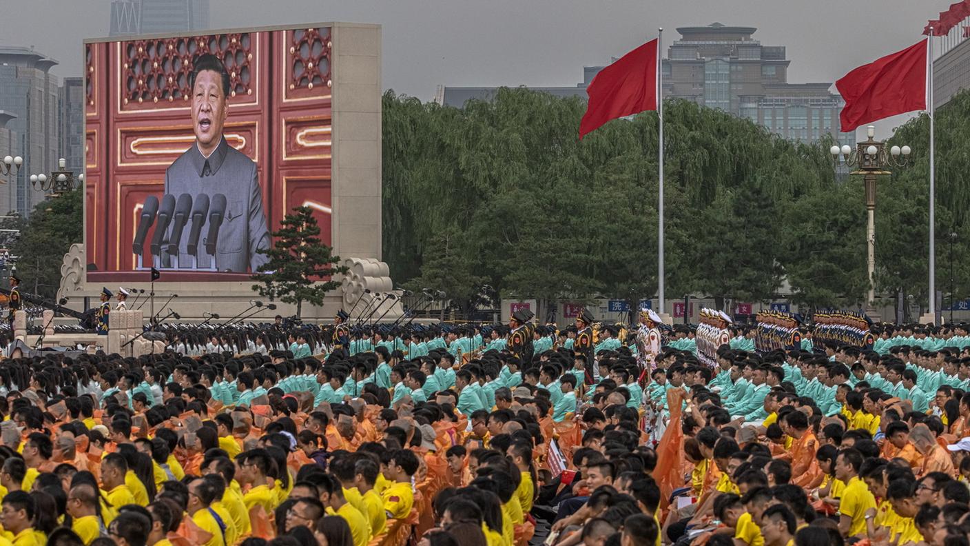 Xi Jinping si rivolge ai membri del PCC riuniti in Piazza Tienanmen