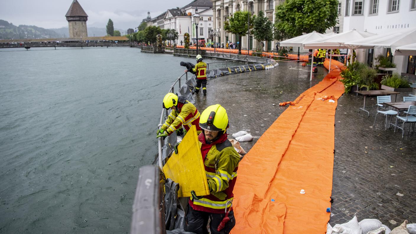 A Lucerna i pompieri posano le barriere per evitare che l'acqua del lago e della Reuss invada la città