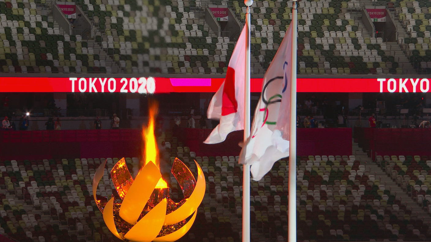 Arde la fiamma di Olimpia nel braciere