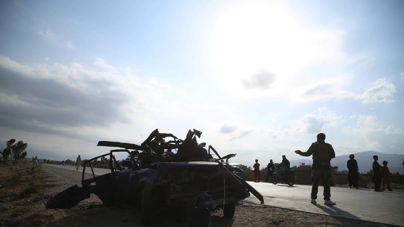 I resti di un veicolo colpito da un attentato a Jalalabad, in una foto scattata il 21 luglio